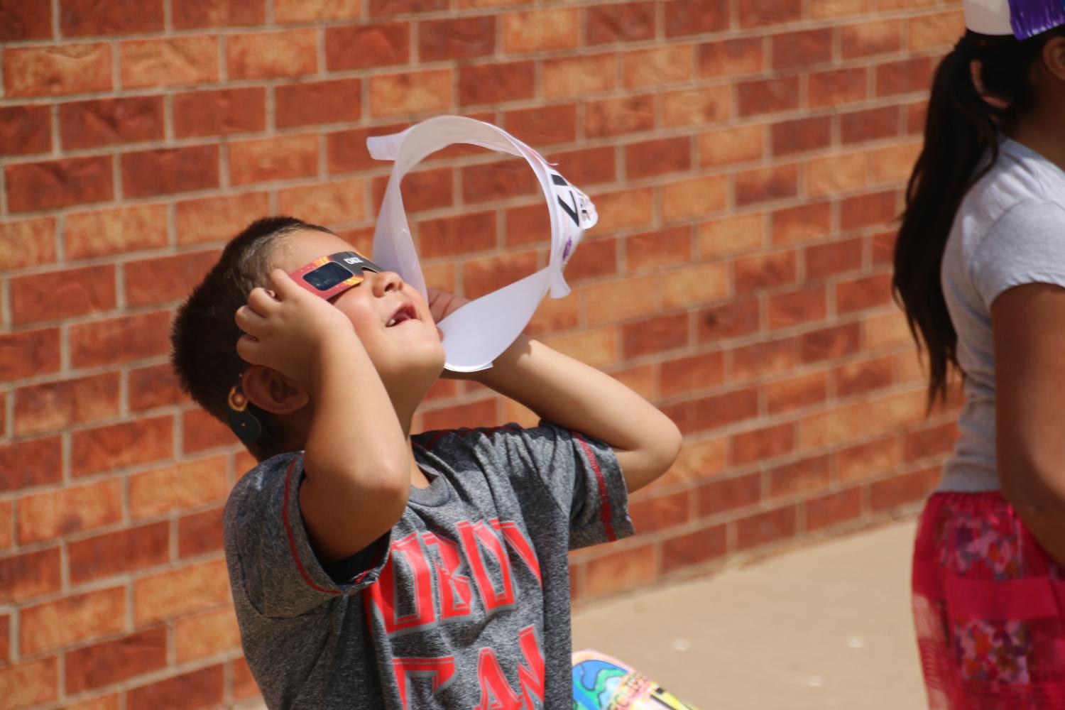 Elementary student looking at the solar eclipse.