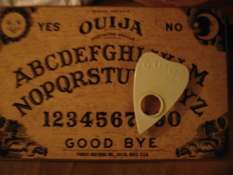 20060618 - ouija board - 101-0193 by Claire CJS is licensed under CC BY-NC-SA 2.0 